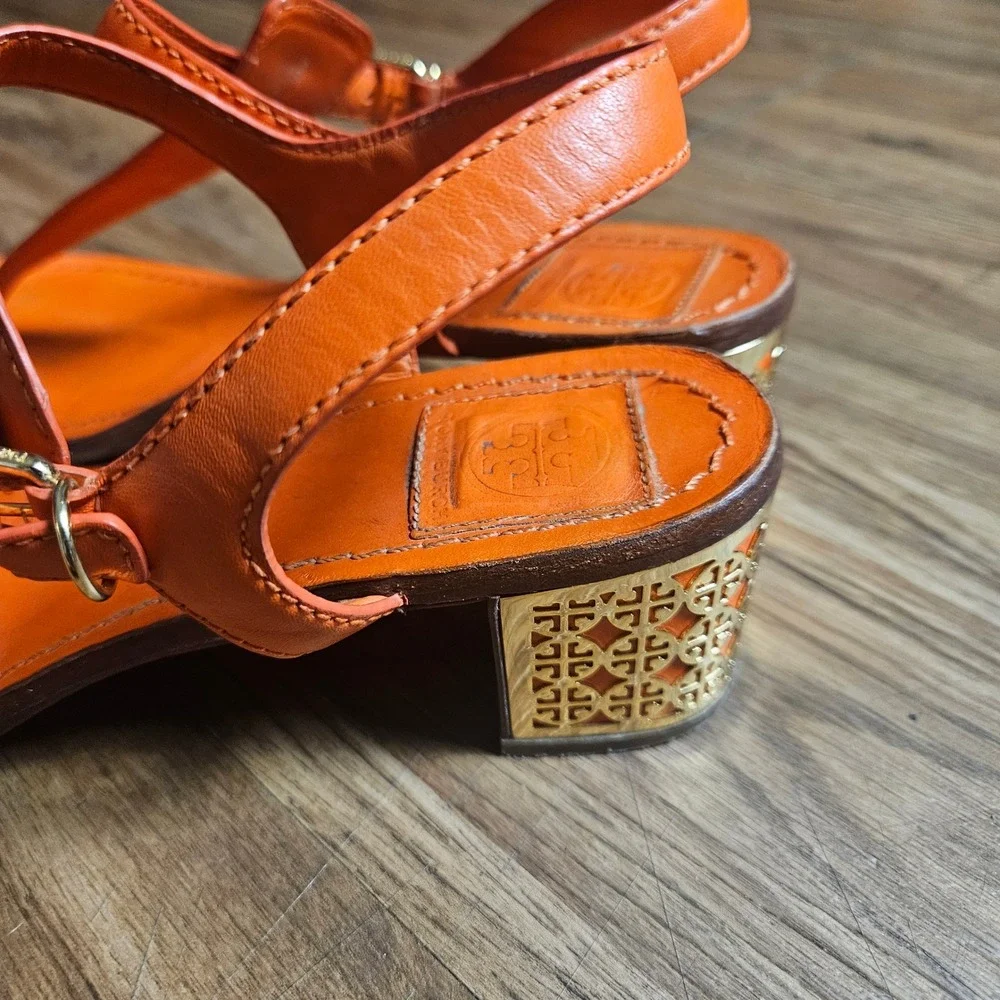 Tory Burch Audra T-Strap Sandals 9 M Leather Gold Filigree Block Heels Statement